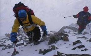 На высоте 5250 м над уровнем моря на Эльбрусе заблудились 10 туристов. Один альпинист-иностранец  умер