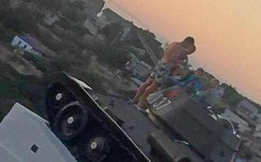 В Крыму на танке - памятнике освободителям отдыхающие распивают алкоголь