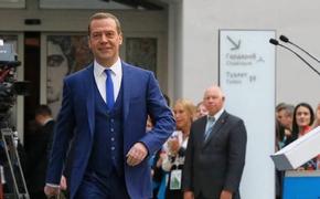 Медведев призвал членов "Единой России" уделять людям больше внимания