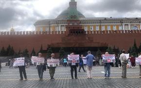 На Красной площади задержаны семеро активистов, устроивших акцию протеста против преследования крымских татар
