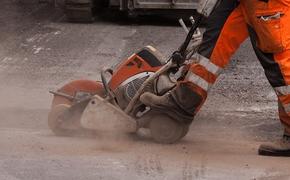 Жители Сыктывкара заявили, что дорожные службы укладывали асфальт прямо в грязь