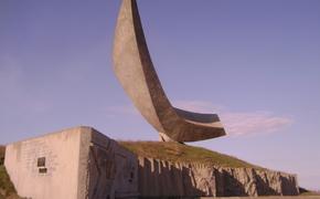 Несмотря на потраченные миллионы памятник легендарным героям войны находится в безобразном состоянии