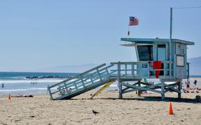 Скала обрушилась на пляж в Калифорнии, трое погибших