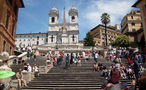 Туристов будут штрафовать за сидение на ступеньках Испанской лестницы в Риме