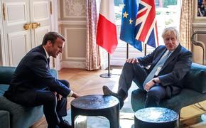 Британский премьер Борис Джонсон опозорился на встрече с Макроном, задрав  ногу на стол