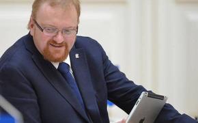 Милонов опять отличился. Он назвал идиотами россиян, которые покупают места в очереди за айфонами и предложил снизить им зарплату