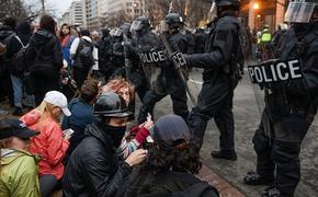 Полицейский подал в суд на коллег за слишком жестокий разгон митинга