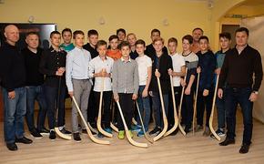 Проект «Строитель» - детям»: представители руководства клуба встретились с юными хоккеистами и вручили им подарки