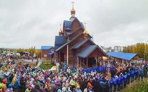 "Уроки можно не делать",  полторы тысячи детей прошли 8 километров под дождем, чтобы помолиться о хороших оценках