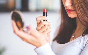 Специалисты развенчали топ-5 мифов о снятии макияжа и уходе за кожей