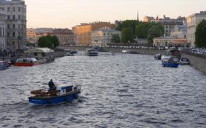 В центре Санкт-Петербурга автокран упал в реку