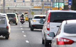 В Москве на Новорижском шоссе перевернулся грузовик