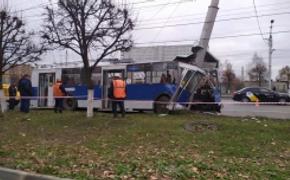 Троллейбус с пассажирами врезался в столб  в Чебоксарах