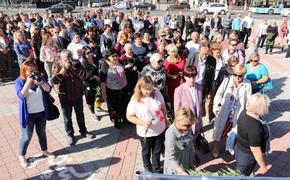 В Крыму вспоминают о трагедии в Керчи. Возле политехнического колледжа открыли памятный знак