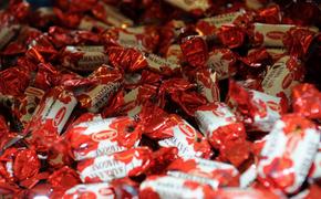 Нарочно не придумаешь: в Латвии судят мужчину за кражу конфетки, совершенную 25 лет назад