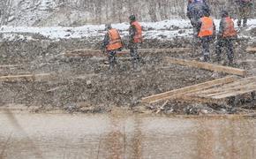 Три автомобиля были найдены водолазами на месте прорыва дамб в Красноярском крае