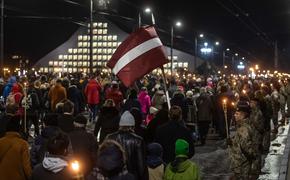 Факельное шествие и море свечей в Латвии