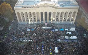 "Все против одного", грузинская оппозиция объединилась. В Тбилиси проходит масштабный антиправительственный митинг