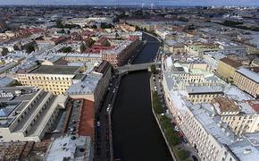 В сеть попало видео, как в  Петербурге автомобиль с двумя детьми, один которых грудничок,  упал в реку