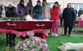 На похороны убитой  отчимом  в Крыму 5-летней девочки пришли проститься сотни неравнодушных людей