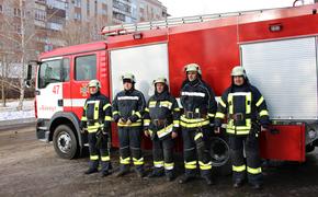 Пролезть сквозь игольное ушко в полном обмундировании. Пожарные по всей стране устроили необычный флешмоб