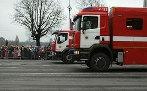 В Петербурге загорелся  ангар с горючими материалами, площадь пожара  - 12 тысяч кв. метров