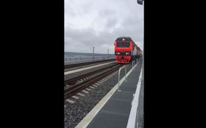 Первый пассажирский поезд проехал по Крымскому мосту. Видео