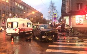 В Петербурге 16-летний  подросток за рулем Mercedes попал в ДТП на перекрестке 
