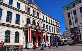 Латвия: Партии в Рижской думе мечтают сместить мэра