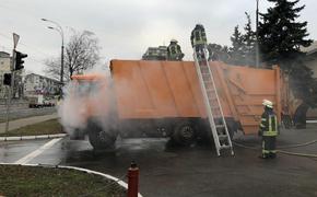 В Киеве мусоровоз привез пожар к пожарным, чтобы они его потушили