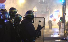 Париж сегодня: полиция задержала 59 «жёлтых жилетов», Макрон эвакуирован из театра