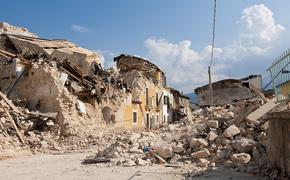 Десятки жилых домов обрушились в результате землетрясения в Турции