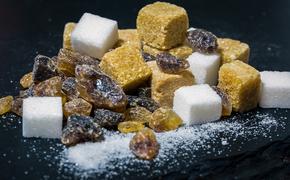 Есть ли разница между белым и тростниковым сахаром?