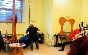 В здании украинского кабмина нашли и закрыли дешевую парикмахерскую