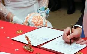 В Москве не справились с потоком желающих зарегистрировать брак и решили женить пары даже ночью