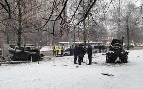 Момент аварии с Infinity в Москве попал на камеры видеонаблюдения. Машину буквально разорвало пополам