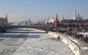 В Москве спасатели сняли с Москворецкого моста угрожавшего прыгнуть мужчину