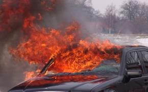 В Невском районе Петербурга после ДТП почти полностью выгорел автомобиль