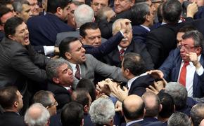 В парламенте Турции сторонники и противники Эрдогана сошлись врукопашную  