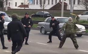 В Краснодаре полицейские ловили пенсионера с дубинкой. Видео