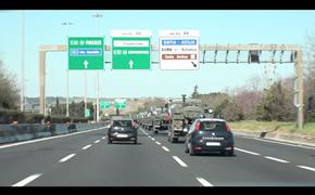 Моторизованная колонна армии РФ продвигается по шоссе в районе Бергамо 