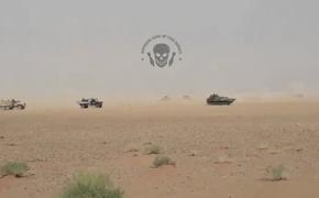 В сеть попало видео масштабного движения военной техники в песках