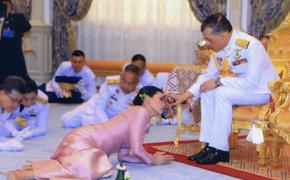 Король Таиланда попал в заголовки мировых новостей 