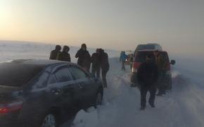 В Териберке сотни туристов оказались заблокированы снегопадами в палатках и машинах. Власть их не слышит 