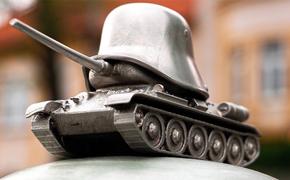 К Дню Победы в Праге установили танк Т-34 с фашистской каской