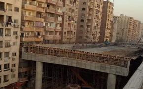 В пригороде Каира построили эстакаду, облокотив ее на жилые дома  