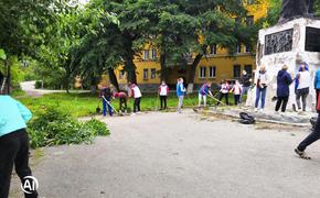 Ватерполистки «Уралочки» взяли шефство над памятником в Златоусте