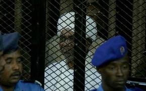 «Чудовище должно быть наказано». В Судане начался суд над бывшим диктатором Омаром-аль-Баширом