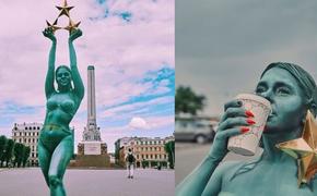Латвийский блогер предстала в образе памятника Свободы