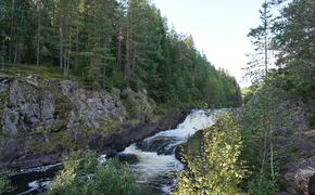 Женщина сорвалась с горы в Карелии